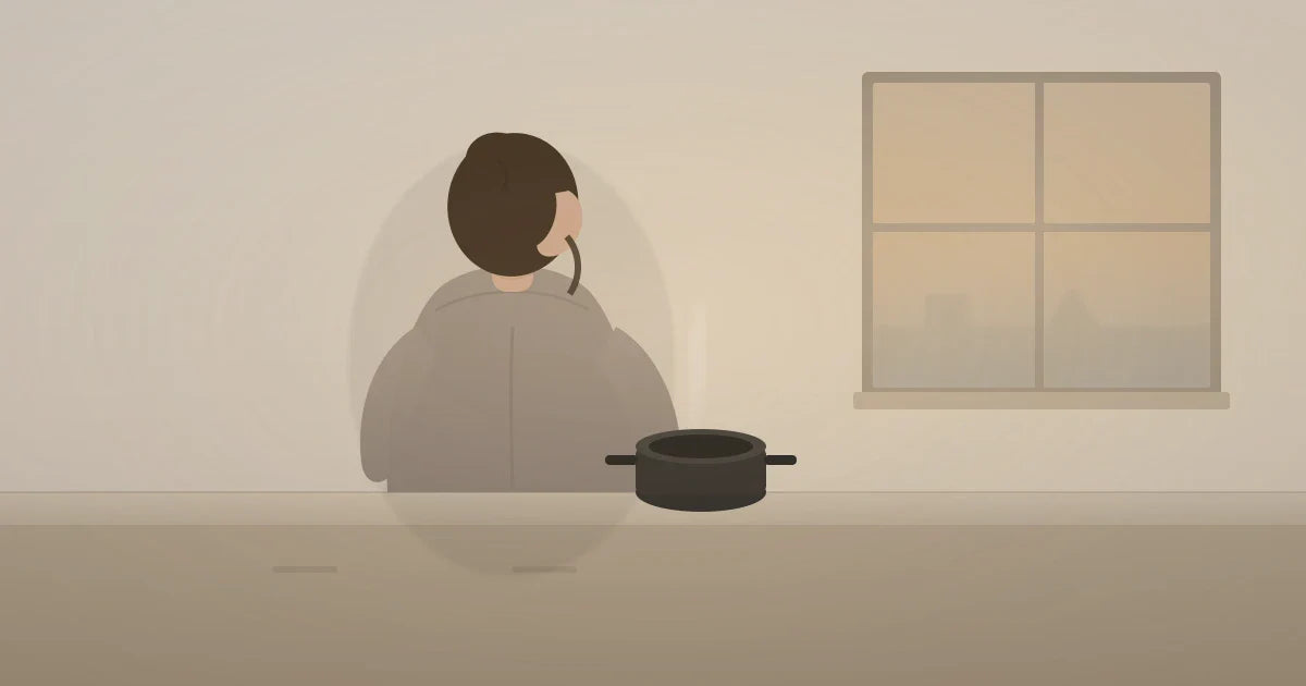 Anya gépiesen pakol a konyhában este, tekintete elrévedő, otthoni quiet quitting hangulat
