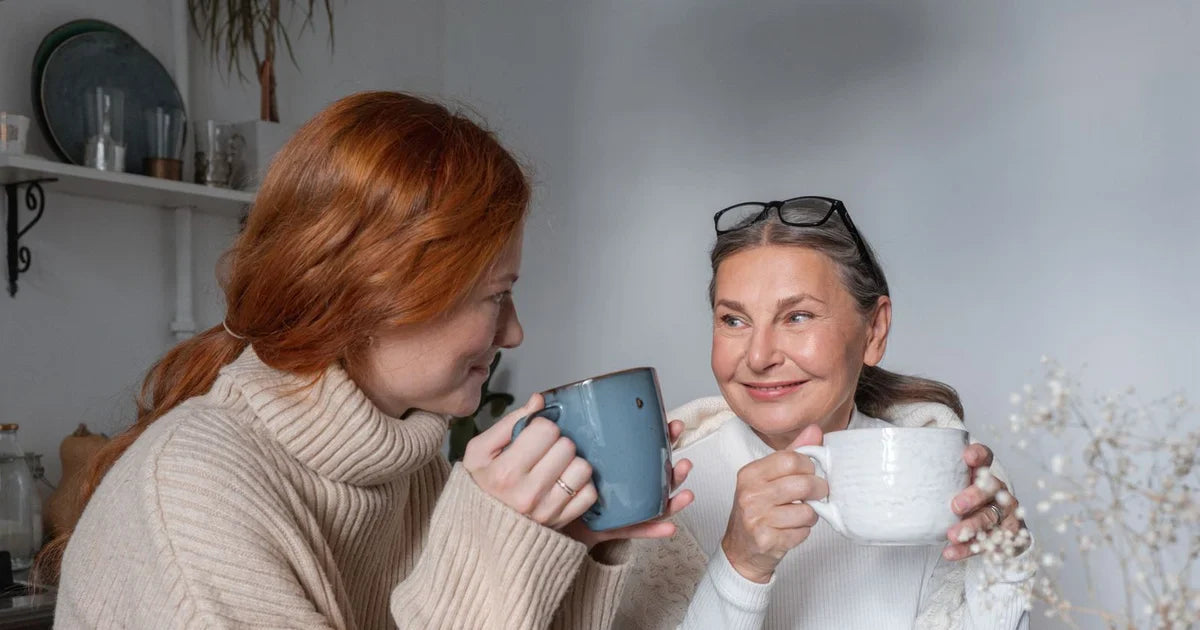 Két nő kávé mellett beszélget egy asztalnál, felnőttkori barátság